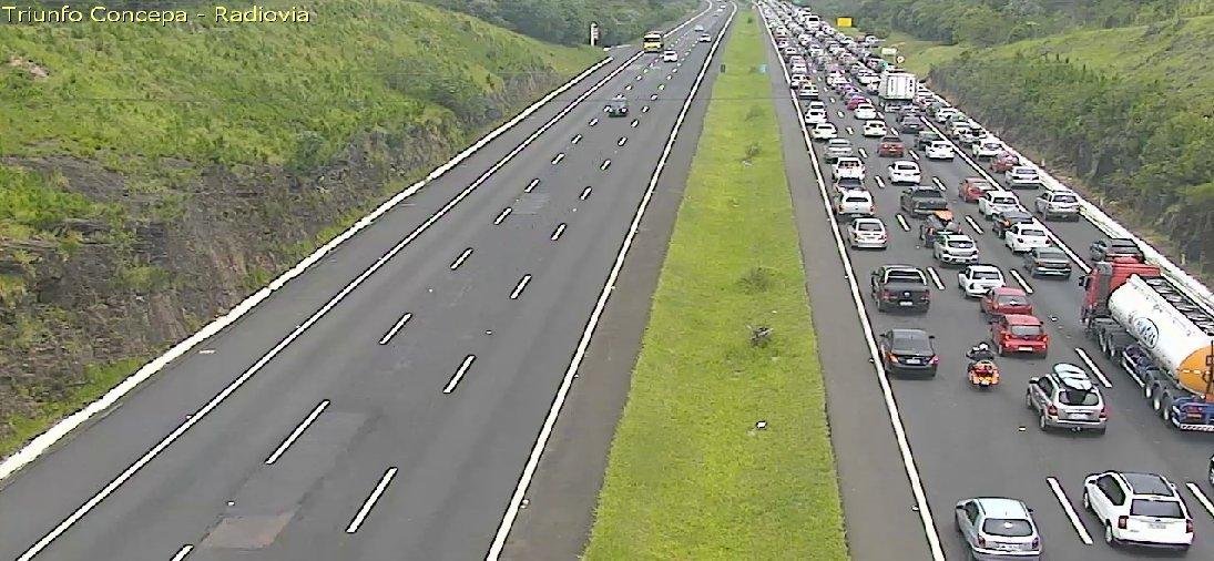 No km 22 da freeway, em Santo Ant&ocirc;nio Patrulha, h&aacute; pontos com lentid&atilde;o