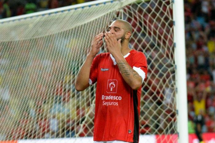 Adriano Imperador atuou no Jogo das Estrelas, marcou gol, acertou duas bolas no poste e deu uma assist&ecirc;ncia