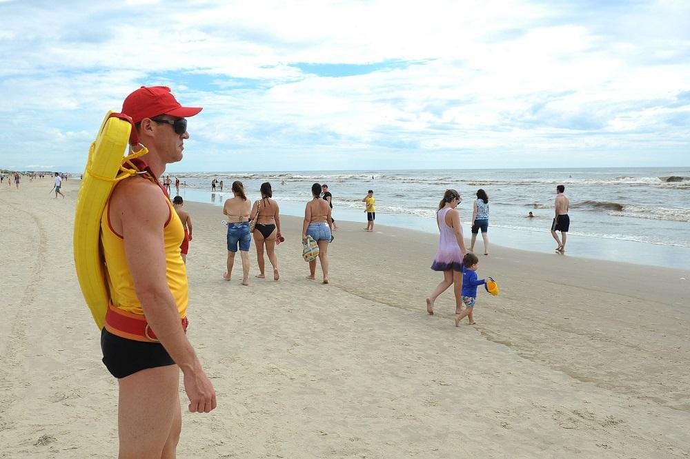 Opera&ccedil;&atilde;o Golfinho completa 20 dias sem registro de mortes no Litoral ga&uacute;cho