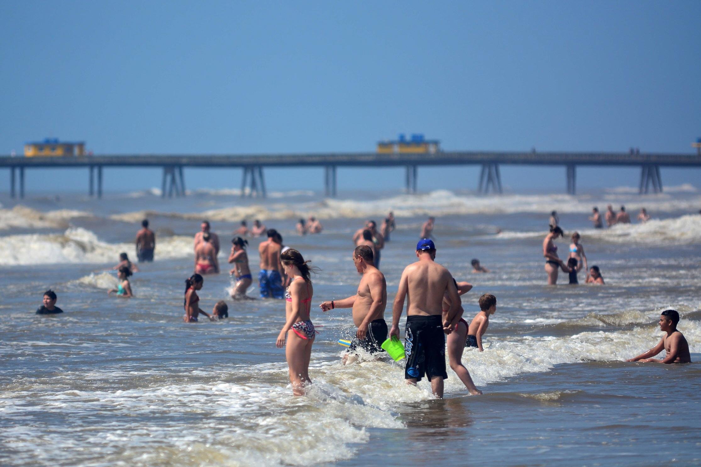 Vento forte e &aacute;gua barrenta deram tr&eacute;gua para um belo dia na praia