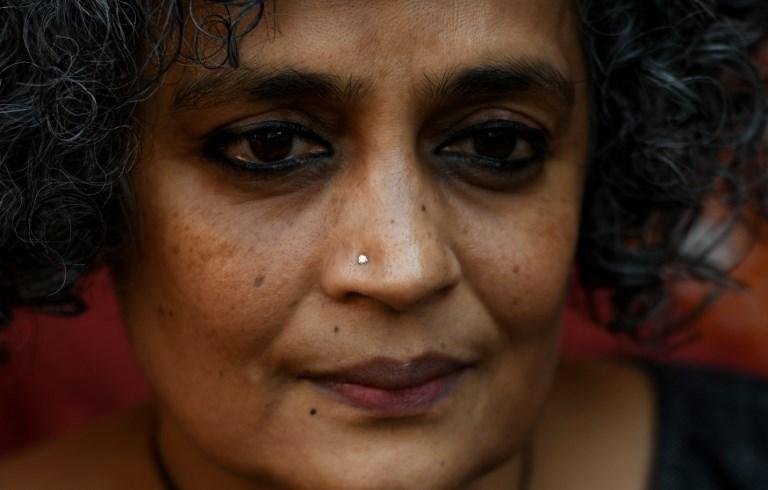 Autora produziu obra cr&iacute;tica &agrave; sociedade e ao Estado indiano 