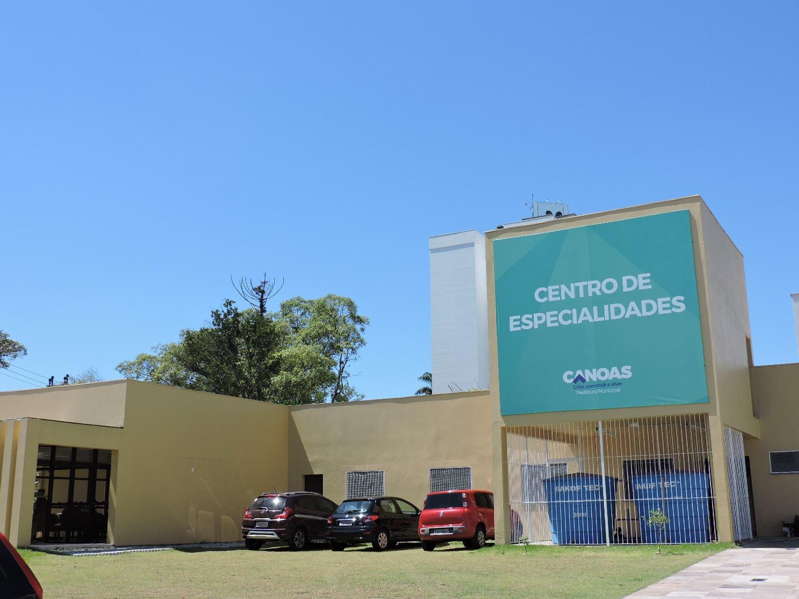 No total s&atilde;o cinco salas, 14 consult&oacute;rios e 51 profissionais, que atendem diversas especialidades