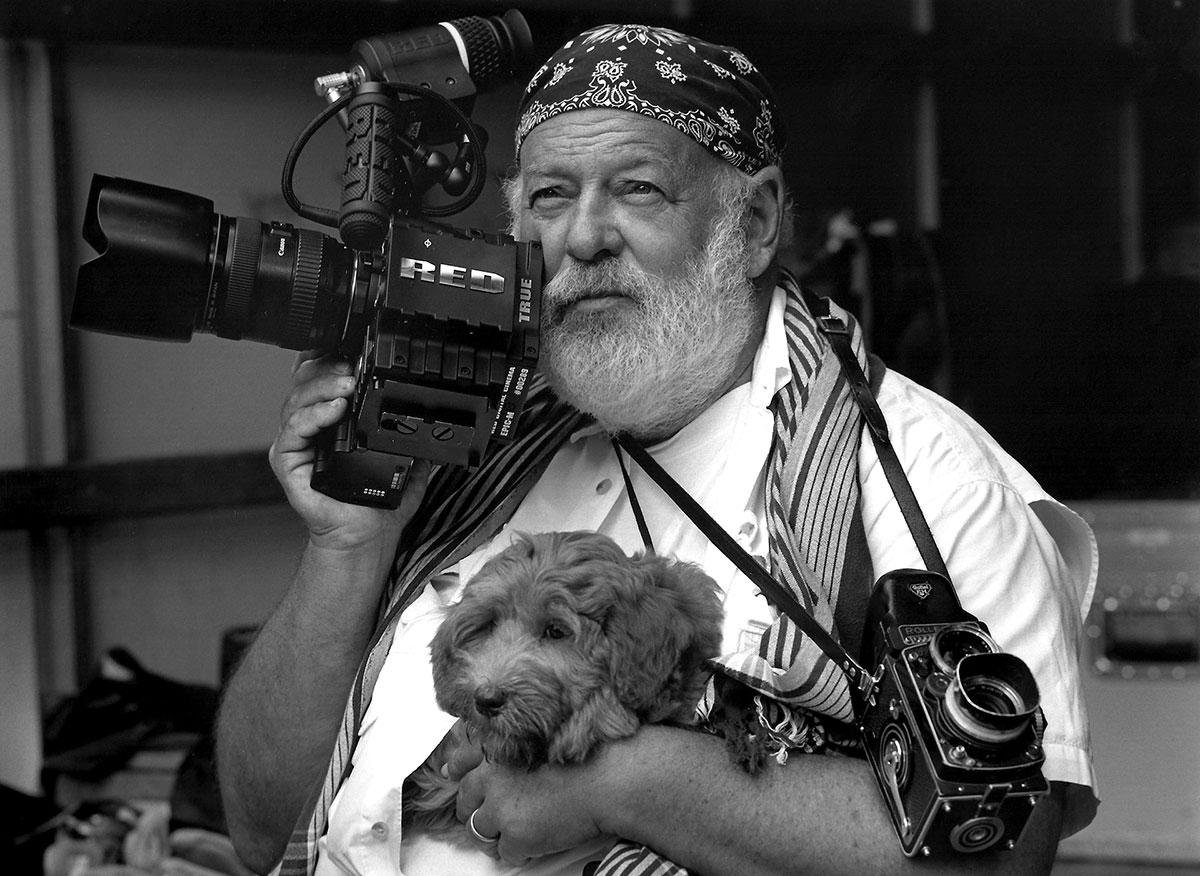 Modelo afirma que o fot&oacute;grafo teria pedido para que ele tocasse suas genit&aacute;lias e colocou o dedo em sua boca