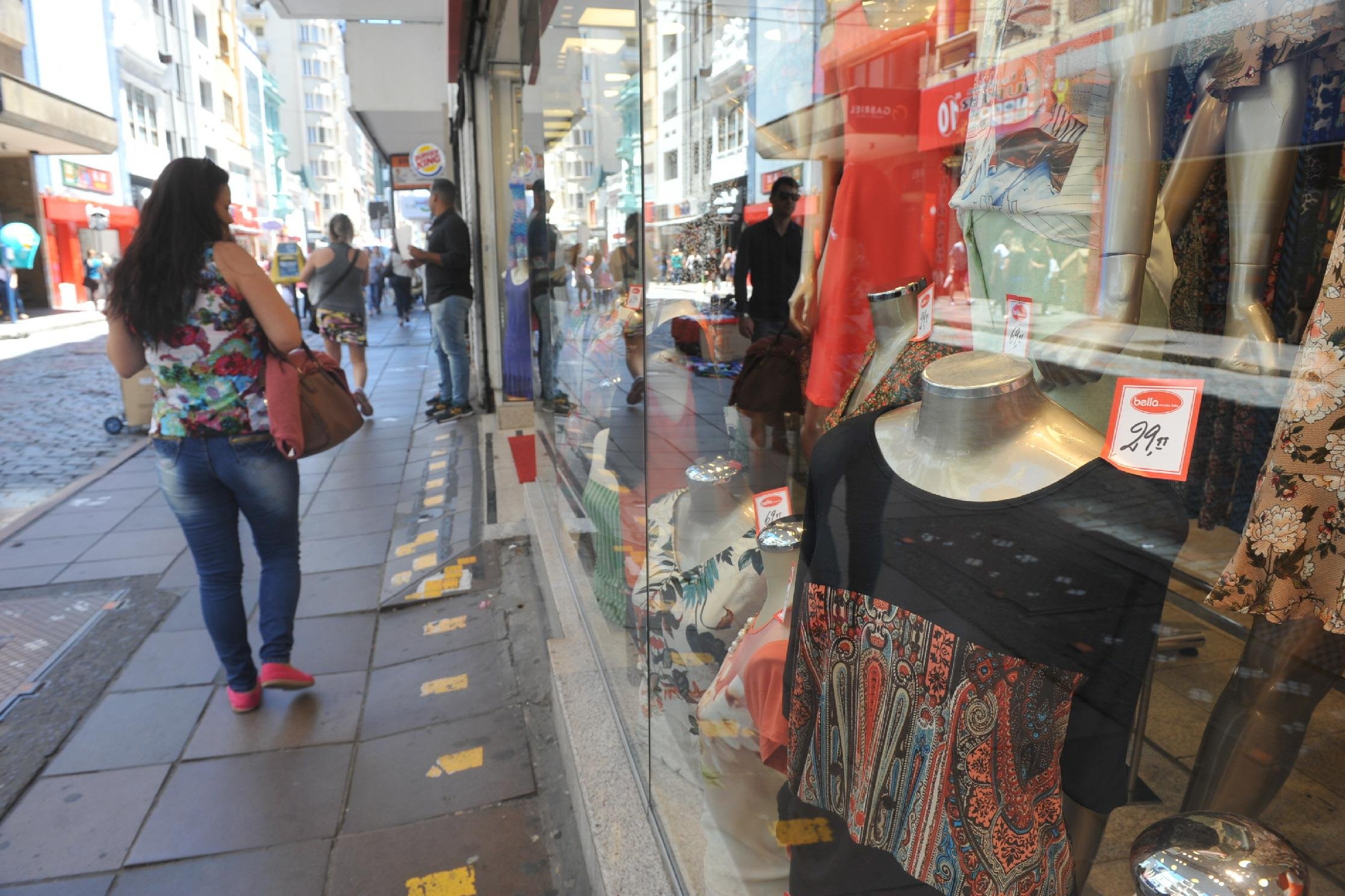 Com&eacute;rcio ter&aacute; hor&aacute;rios especiais na virada do ano