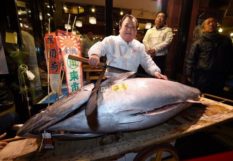 Famoso mercado de peixe de T&oacute;quio realizou leil&atilde;o de Ano Novo nesta madrugada