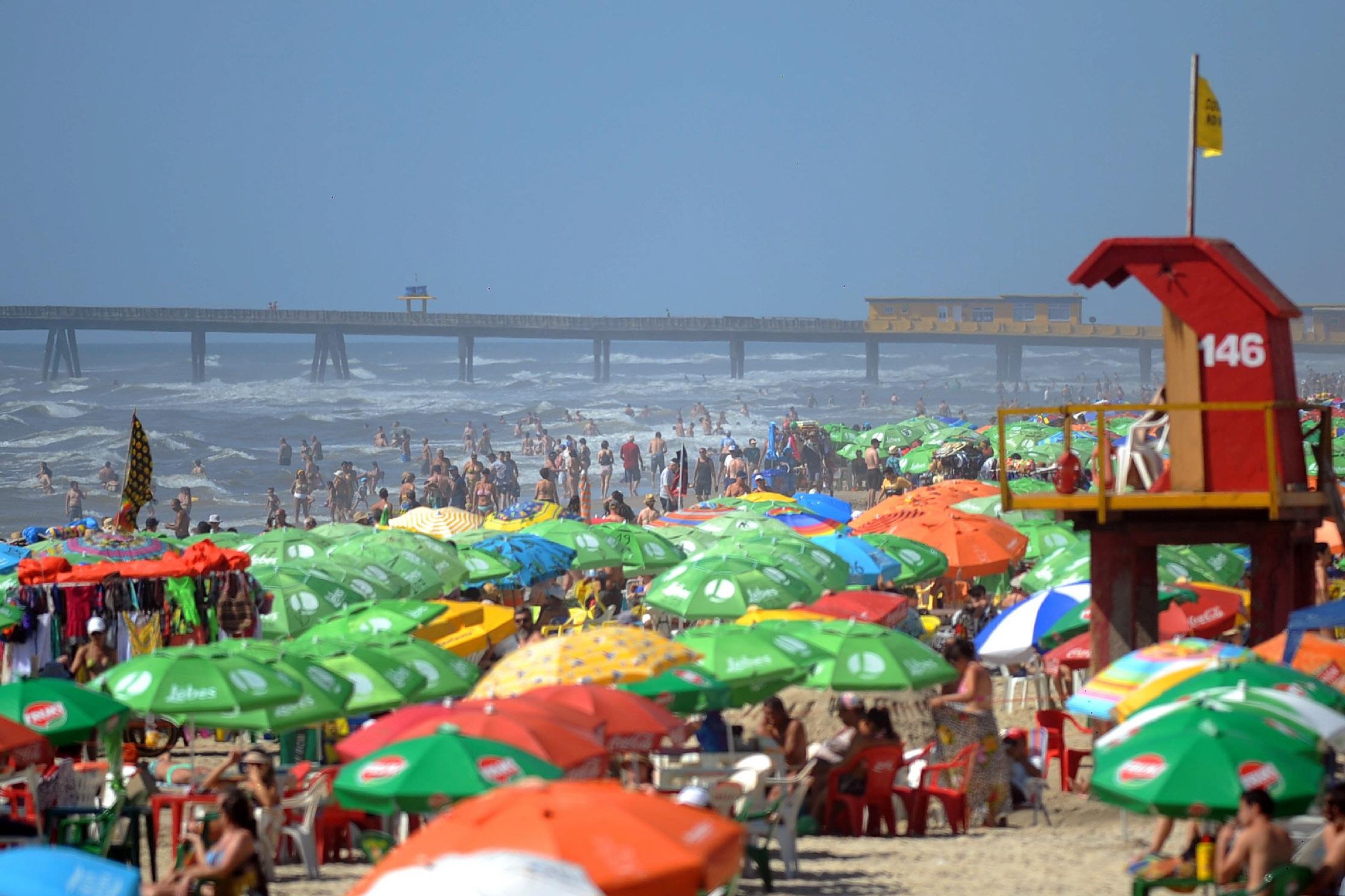 Com praias lotadas e temperatura elevada, a sexta acabou sendo um t&iacute;pico dia do Litoral Norte