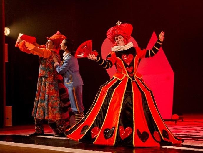"Alice Al&eacute;m da Toca", destinado ao p&uacute;blico infantil, ser&aacute; encenado no domingo
