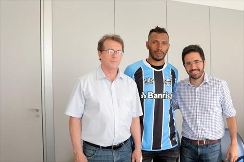 Paulo Miranda assinou contrato at&eacute; 2020 com o Gr&ecirc;mio