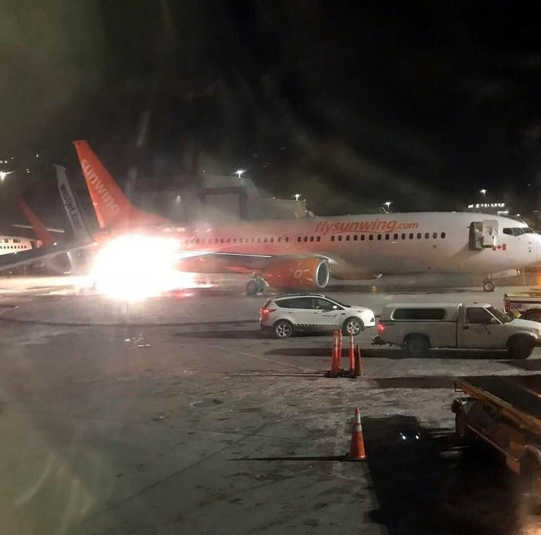 Boeing B737, parado com 168 passageiros e seis tripulantes, foi atingido por um avi&atilde;o da empresa de charter Sunwing