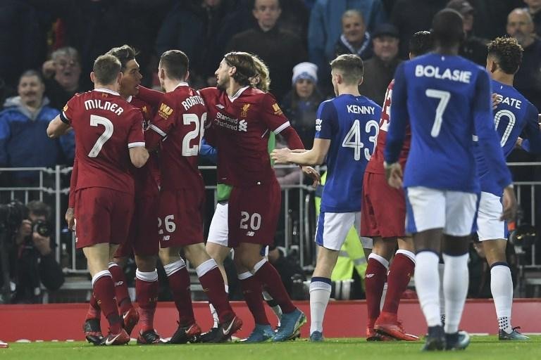 Firmino partiu para cima de Holgate, proferindo diversos xingamentos