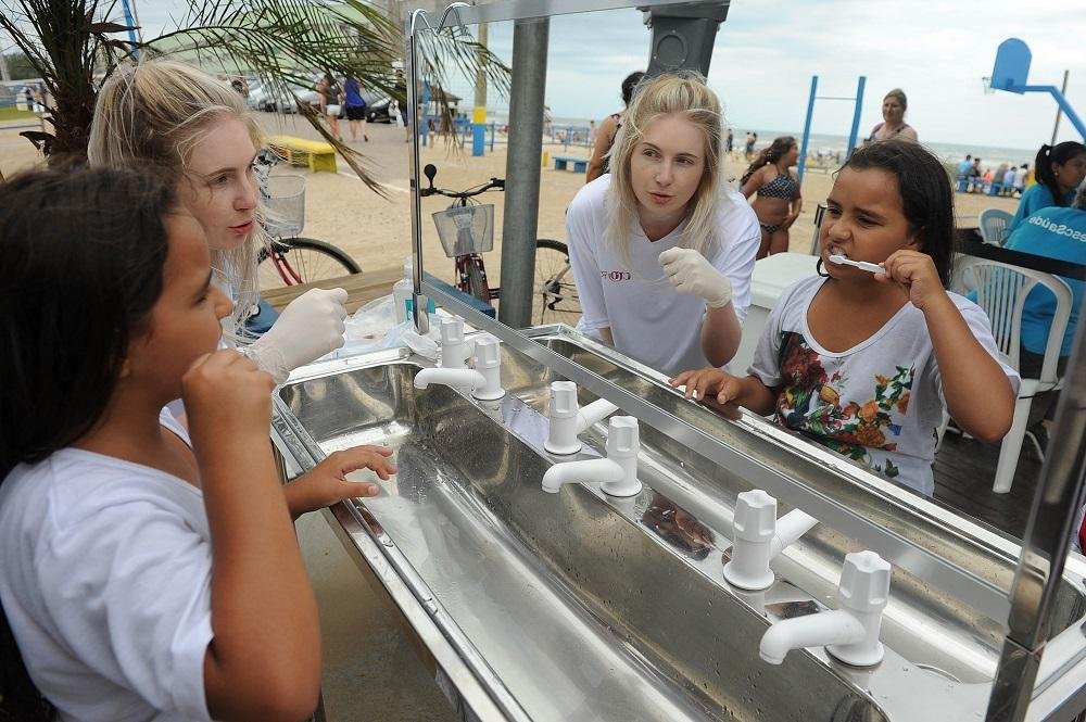 Cirurgi&otilde;es-dentistas, t&eacute;cnicos e auxiliares em sa&uacute;de bucal da entidade atenderam centenas de pessoas neste s&aacute;bado