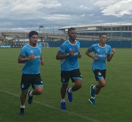 Gr&ecirc;mio realiza treino em dois turnos neste s&aacute;bado
