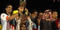 Capitão Fernandão ergue a taça da Dubai Cup