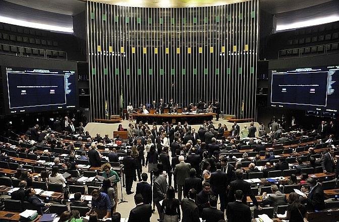 Deputados federais e senadores, quando aprovaram a destina&ccedil;&atilde;o de verbas para as elei&ccedil;&otilde;es, haviam prometido poupar as duas &aacute;reas sociais de perdas