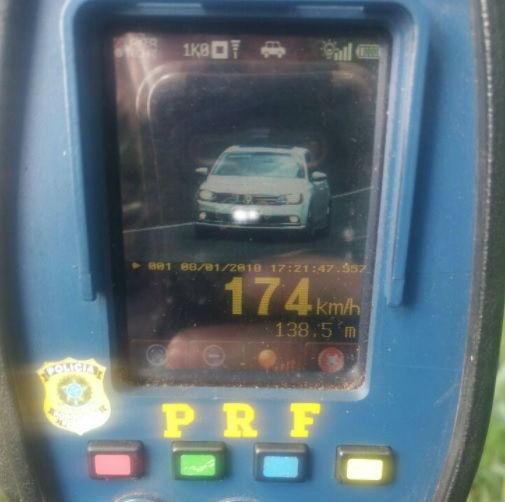 PRF flagra ve&iacute;culo argentino a 174 km/h em Panambi