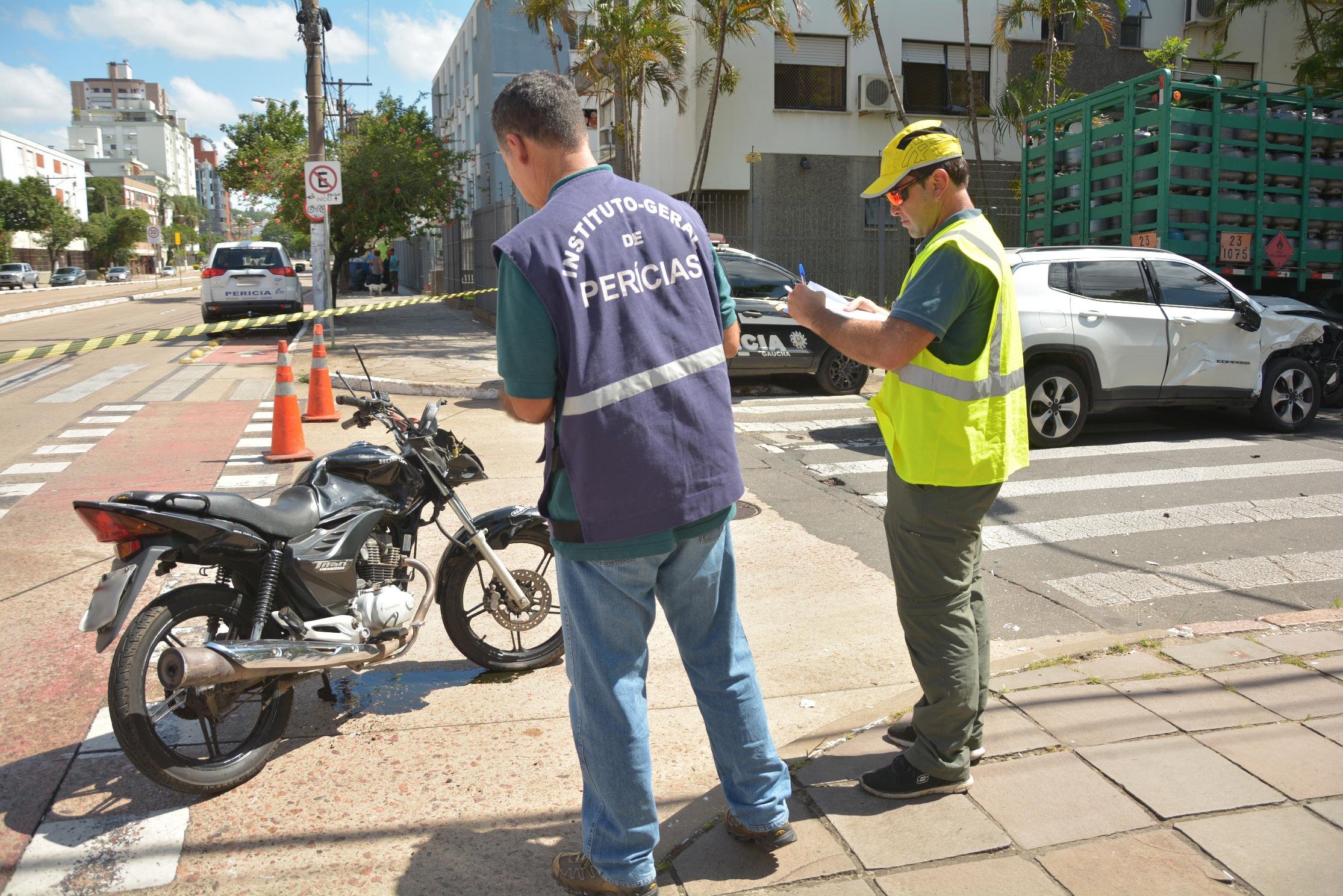 Motociclista morre ao colidir com caminhonete em Porto Alegre