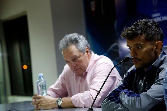 Fluminense lamenta postura de Scarpa e diz que quitou d&eacute;bitos com o meia