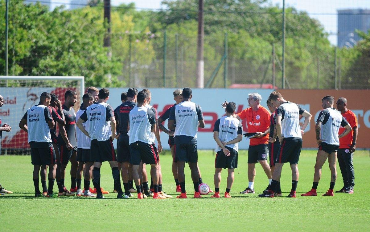 Odair aproveitou treino para experimentar Patrick na vaga de Camilo