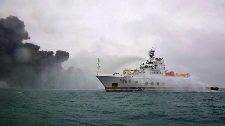 Com 32 tripulantes desaparecidos, navio pegou fogo ap&oacute;s colis&atilde;o nesse s&aacute;bado