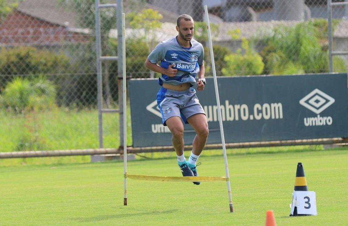 Thaciano revelou que pode atuar de segundo volante, mas que prefere jogar como meia