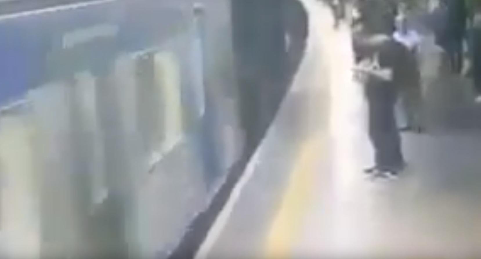 Homem empurra mulher nos trilhos do metr&ocirc; em S&atilde;o Paulo
