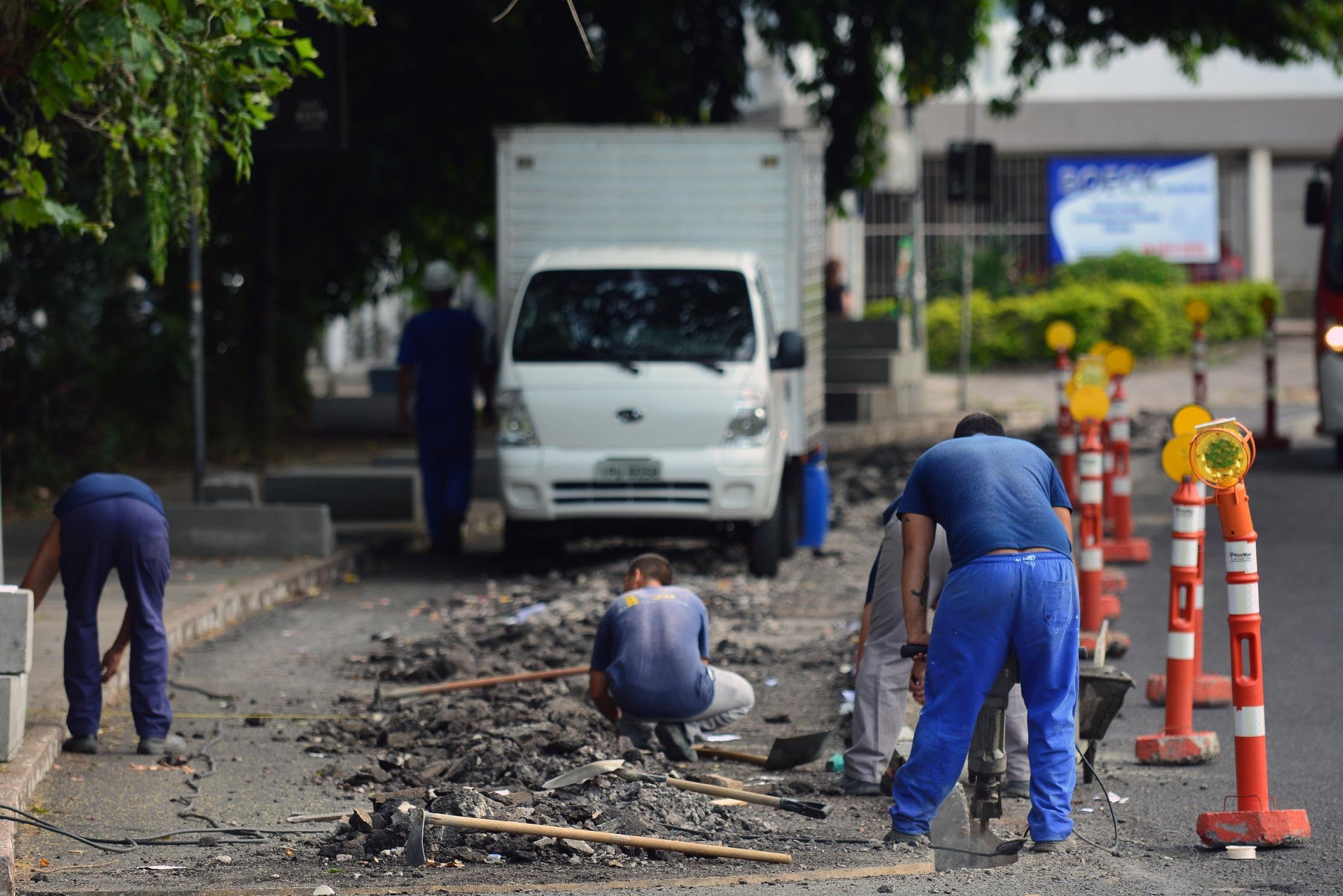 Ciclovia ser&aacute; bidirecional, sinalizada, constru&iacute;da junto ao meio-fio, ao n&iacute;vel da cal&ccedil;ada