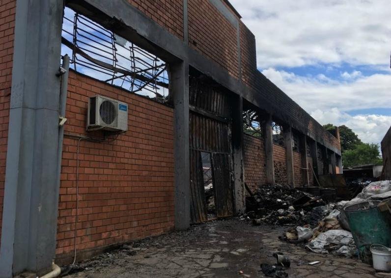 O fogo come&ccedil;ou por volta das 3h e durante toda a madrugada e manh&atilde; os bombeiros trabalharam no combate &agrave;s chamas
