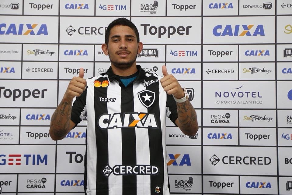 Botafogo anuncia Renatinho e apresenta atacante Leandro Carvalho 
