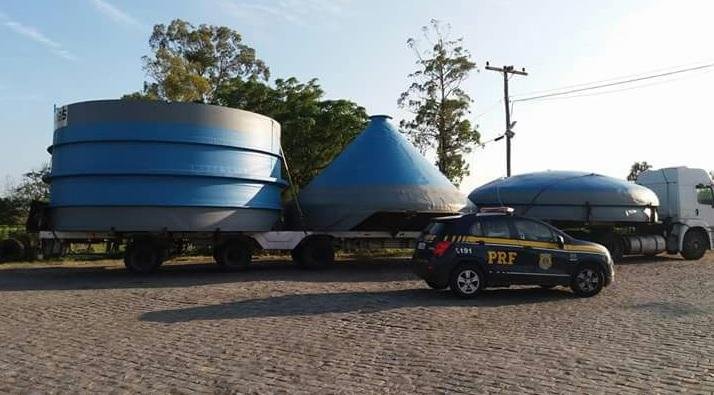 PRF realiza escolta de carga com dimens&otilde;es&nbsp; excedentes