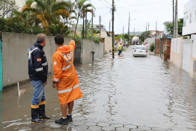 Popula&ccedil;&atilde;o deve sair de casa apenas em casos de extrema necessidade, alerta prefeito de Florian&oacute;polis 