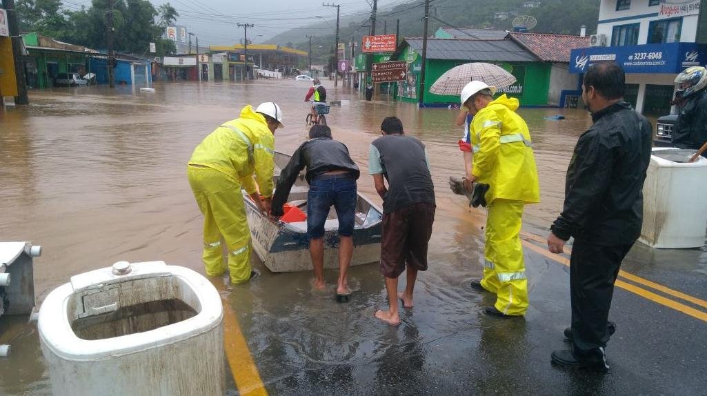 Chuva deixa rastro de destrui&ccedil;&atilde;o em Florian&oacute;polis