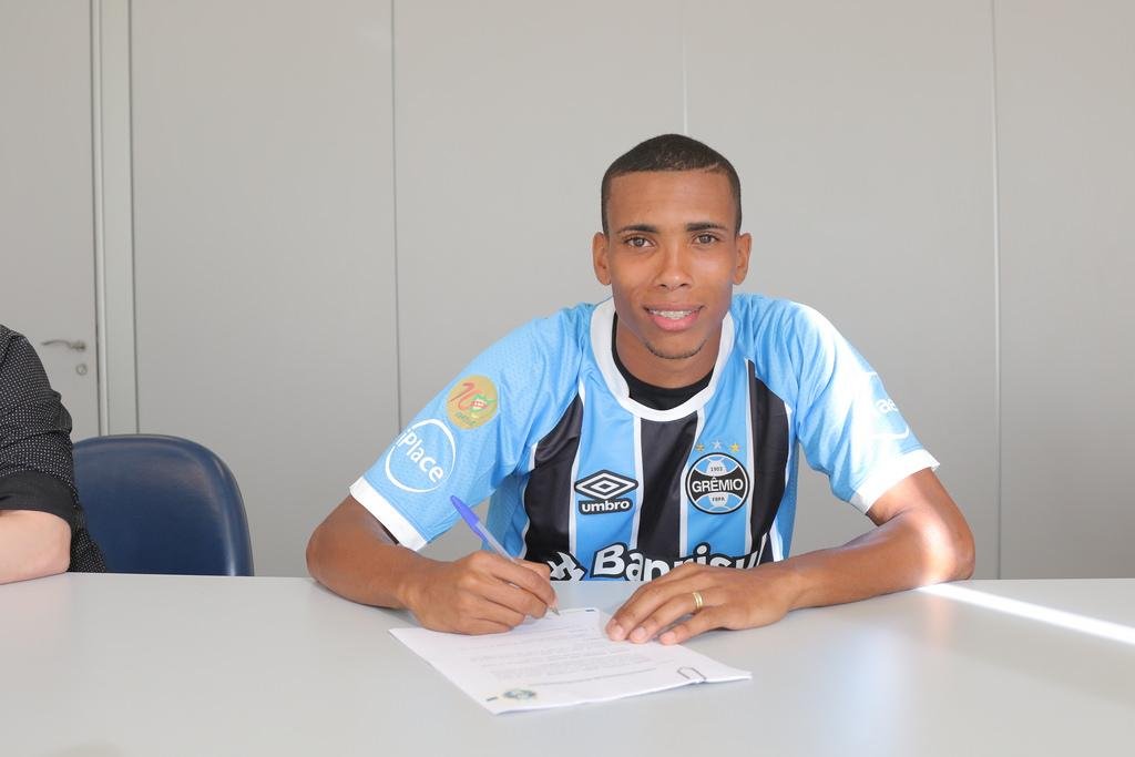 Gr&ecirc;mio anunciou a contrata&ccedil;&atilde;o do lateral Madson