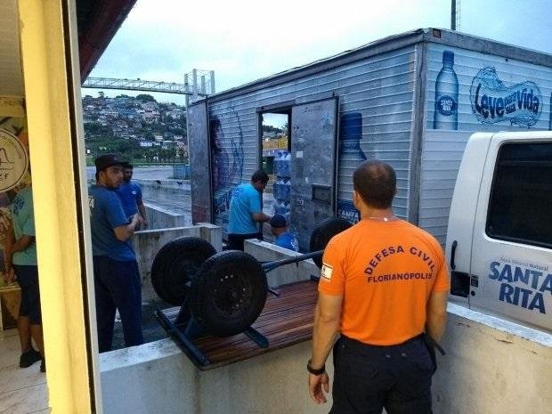 Kits de &aacute;gua pot&aacute;vel, limpeza, higiene pessoal e cestas b&aacute;sicas est&atilde;o sendo distribu&iacute;dos para as regi&otilde;es mais afetadas 