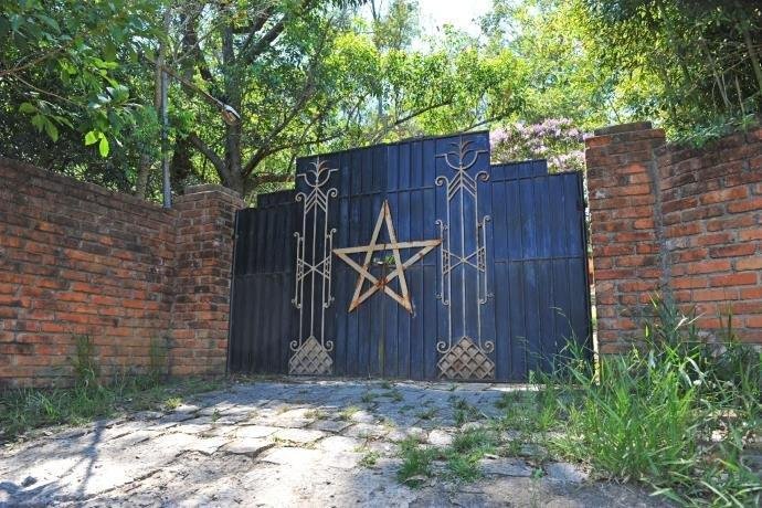 Defesa obt&eacute;m habeas corpus para propriet&aacute;ria de templo 