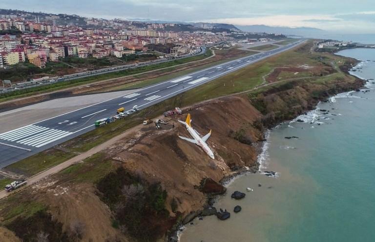 Avi&atilde;o sai da pista e quase cai na &aacute;gua na Turquia
