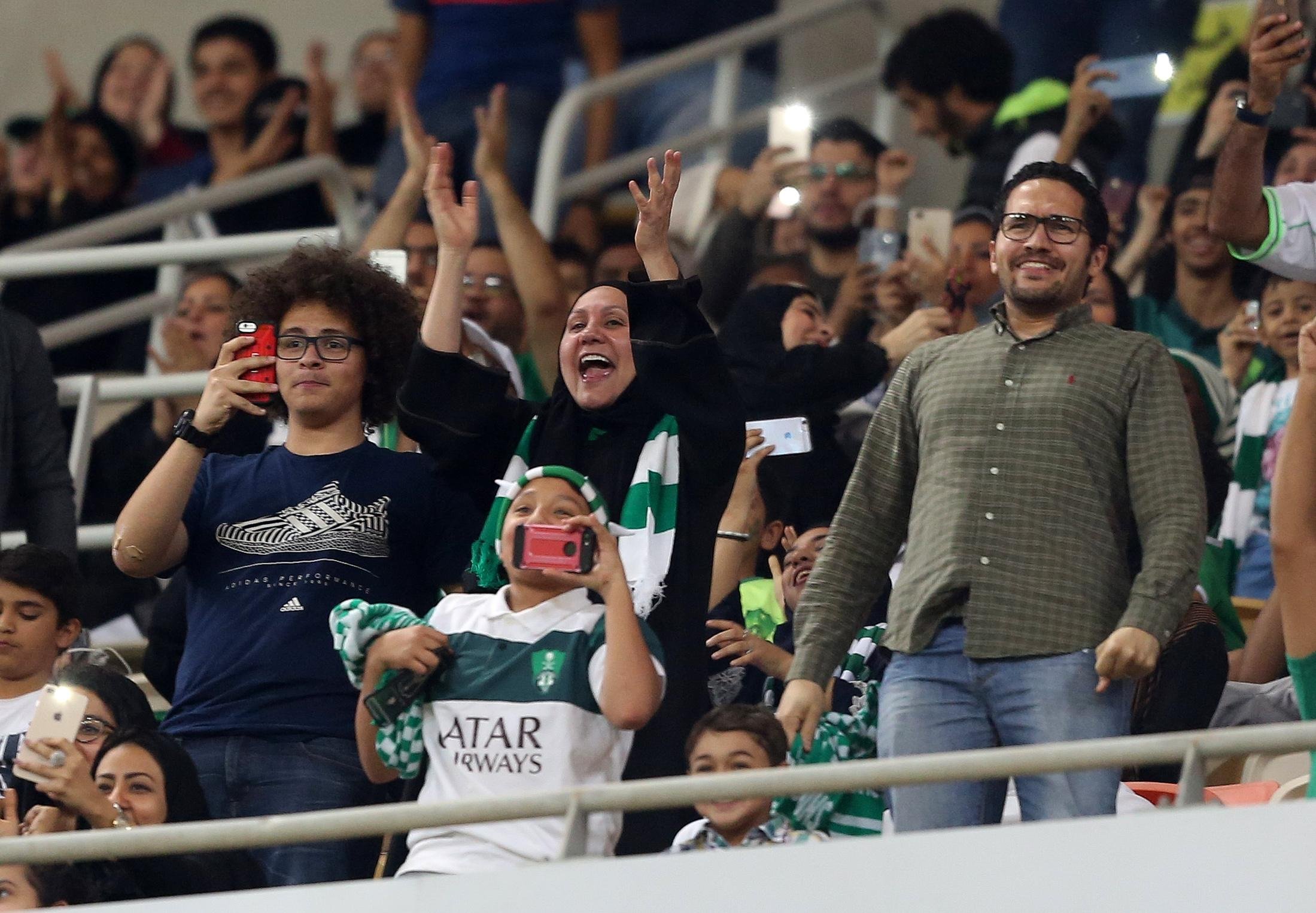 V&aacute;rias mulheres sauditas assistiram uma partida de futebol dentro do est&aacute;dio 