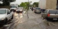Condutores que passam pela Sertório em dias de chuvas enfrentam dificuldades