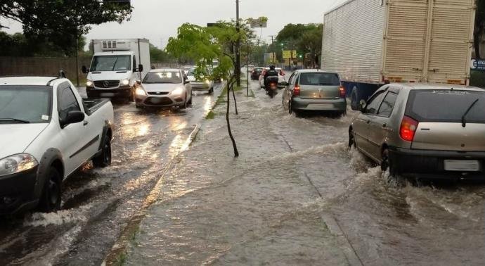 Condutores que passam pela Sert&oacute;rio em dias de chuvas enfrentam dificuldades