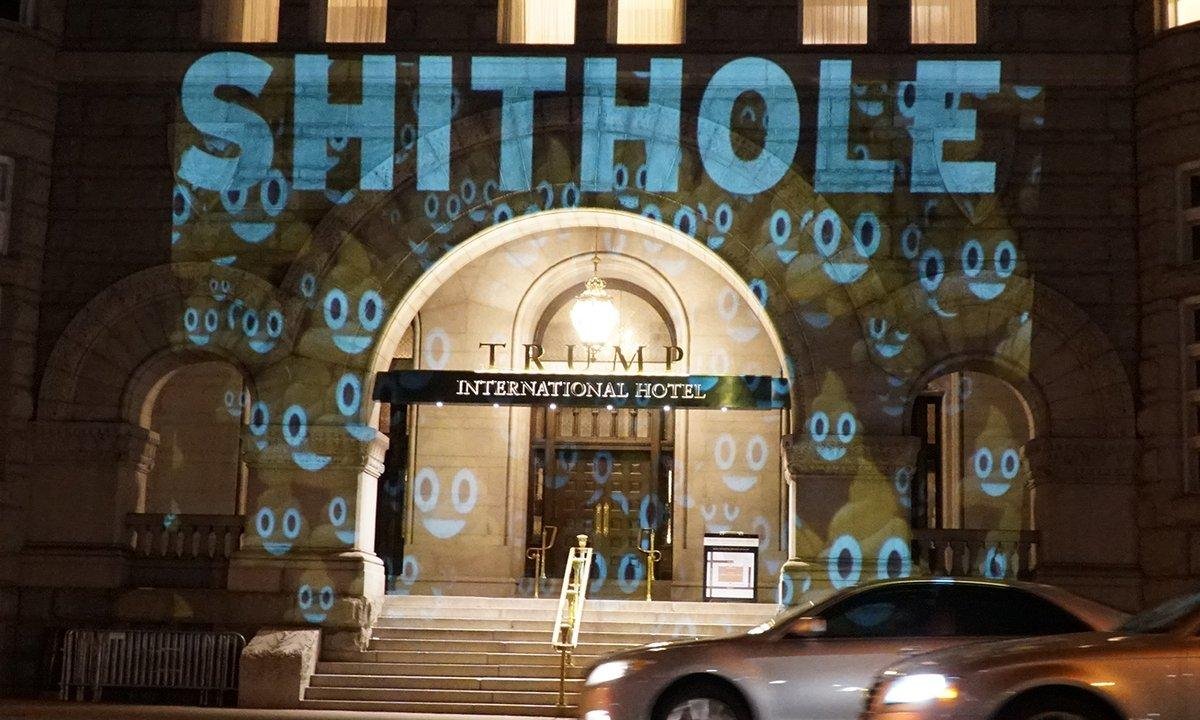 Emoticons de fezes tamb&eacute;m foram projetados sobre a entrada do hotel