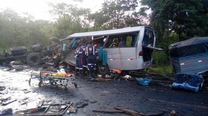 Colis&atilde;o entre duas carretas, um micro-&ocirc;nibus e uma van deixou outros 39 feridos neste s&aacute;bado 