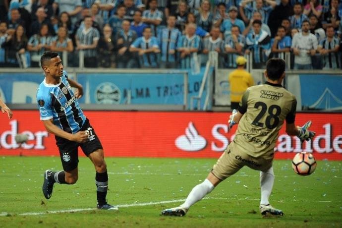 C&iacute;cero deve assinar renova&ccedil;&atilde;o com Gr&ecirc;mio e se reapresentar