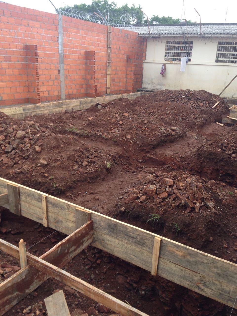 Inicialmente est&aacute; sendo constru&iacute;do um muro de conten&ccedil;&atilde;o