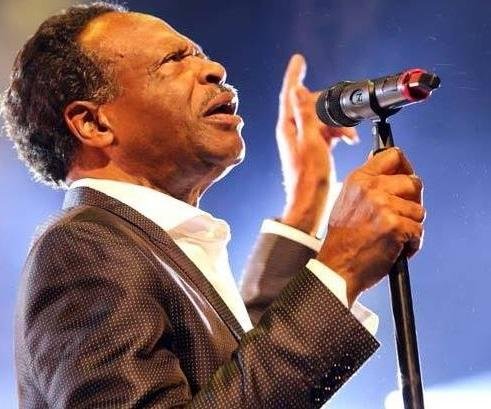 Morre o cantor gospel da vers&atilde;o moderna de "Oh Happy Day"