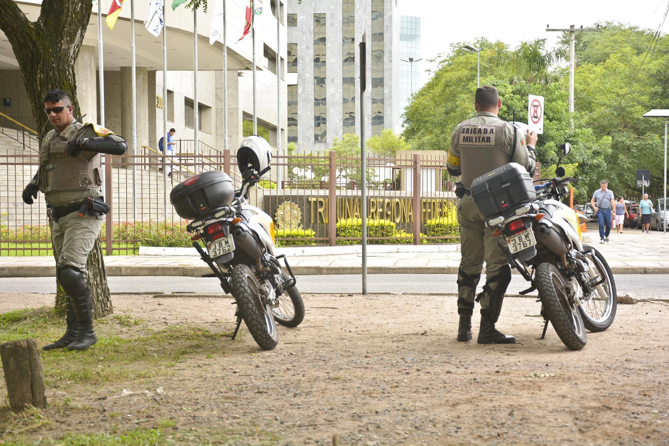 Policiais j&aacute; refor&ccedil;am seguran&ccedil;a no entorno do TRF4