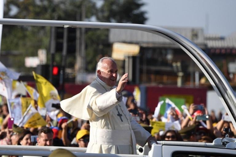 Papa &eacute; atingido por chap&eacute;u durante viagem ao Chile