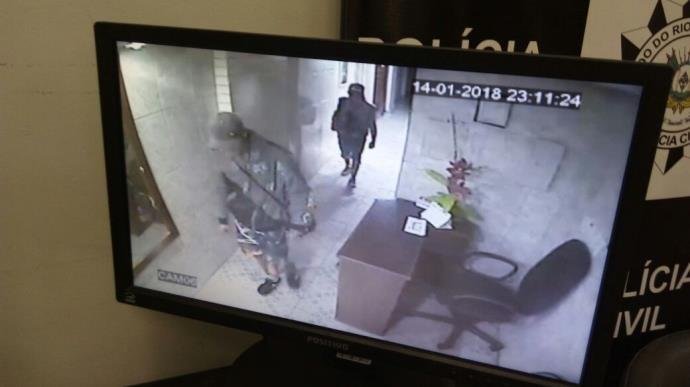 Pol&iacute;cia divulga telefones para receber informa&ccedil;&otilde;es sobre suspeitos da morte de jornalista 
