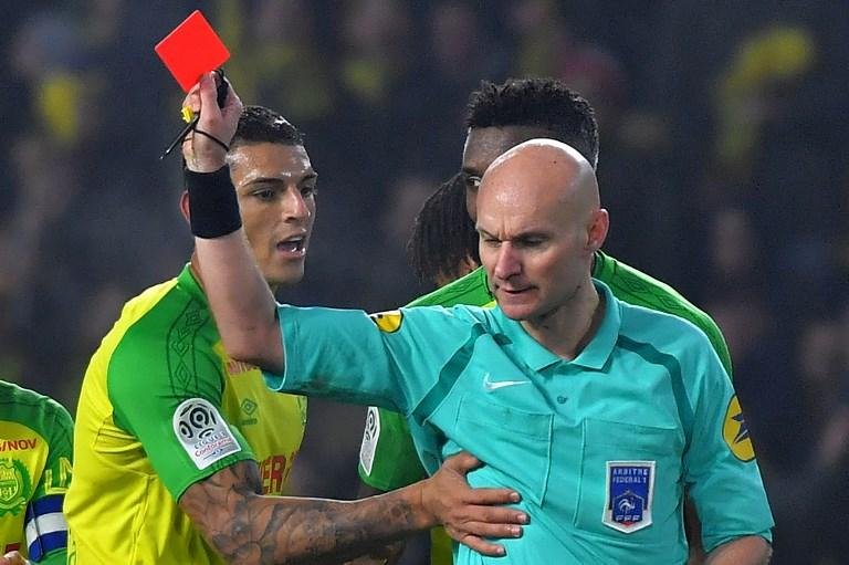 &Aacute;rbitro que tentou agredir jogador brasileiro &eacute; suspenso na Fran&ccedil;a 
