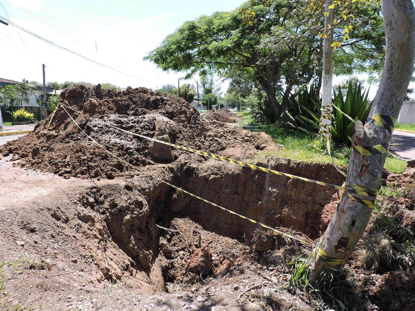 A terra acumulada prejudica o tr&acirc;nsito de ve&iacute;culos e de pedestres na &aacute;rea
