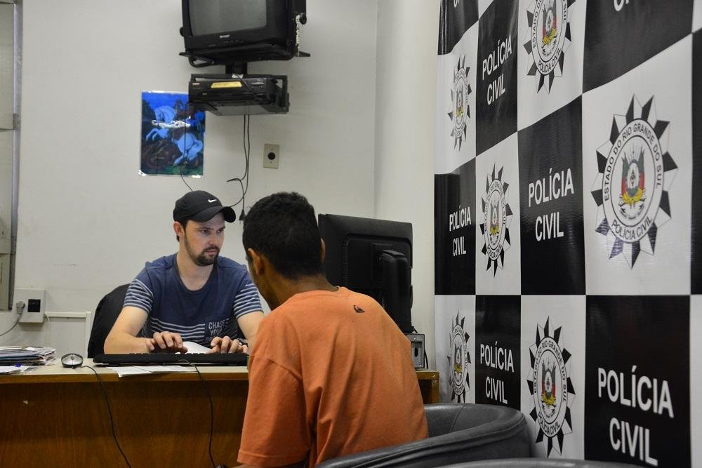 Segundo suspeito preso nega ter esfaqueado jornalista em Porto Alegre 