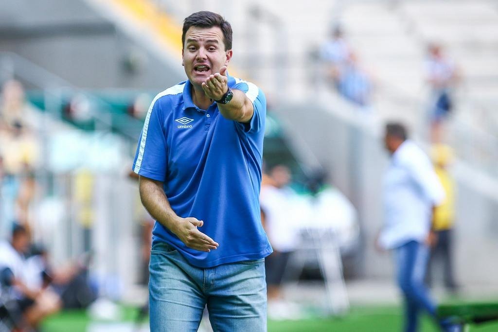 Cesar Bueno quer fazer com que o Gr&ecirc;mio mantenha o ritmo nos dois tempos da partida